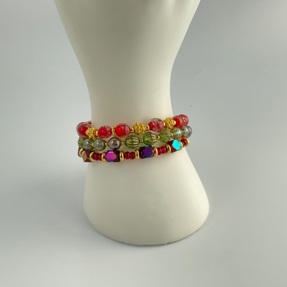 Dropped!  Handmade.  Red & Green & Christmas Theme Bracelets. - Picture 4 of 8